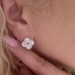 Earrings Clover Disign Moissanite  Stone.25mm. Stainless Steel. Color Silver